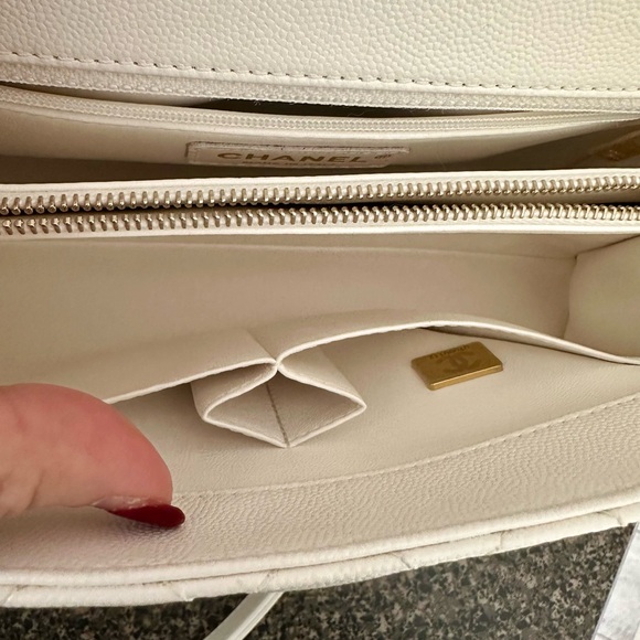 New Gorgeous White Chanel Coco Handle Caviar medium handbag.Never worn.Grab it! - Picture 8 of 11